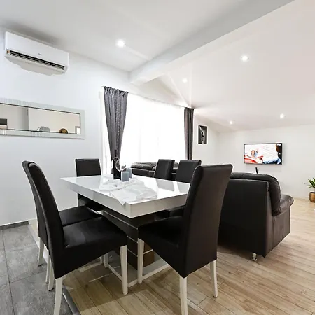 아파트 New 1st Floor In *