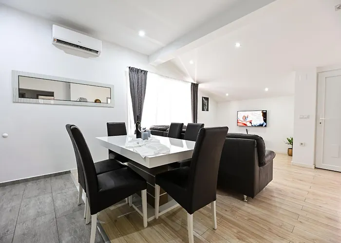 דירה New 1st Floor In *